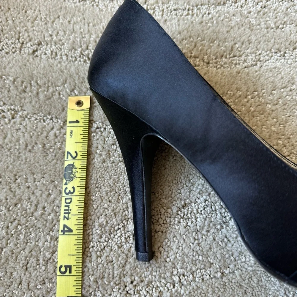 Pelle Moda Lynn Silk Peep Toe Pleated Crystal Platform Heel Pumps Black Size 8.5